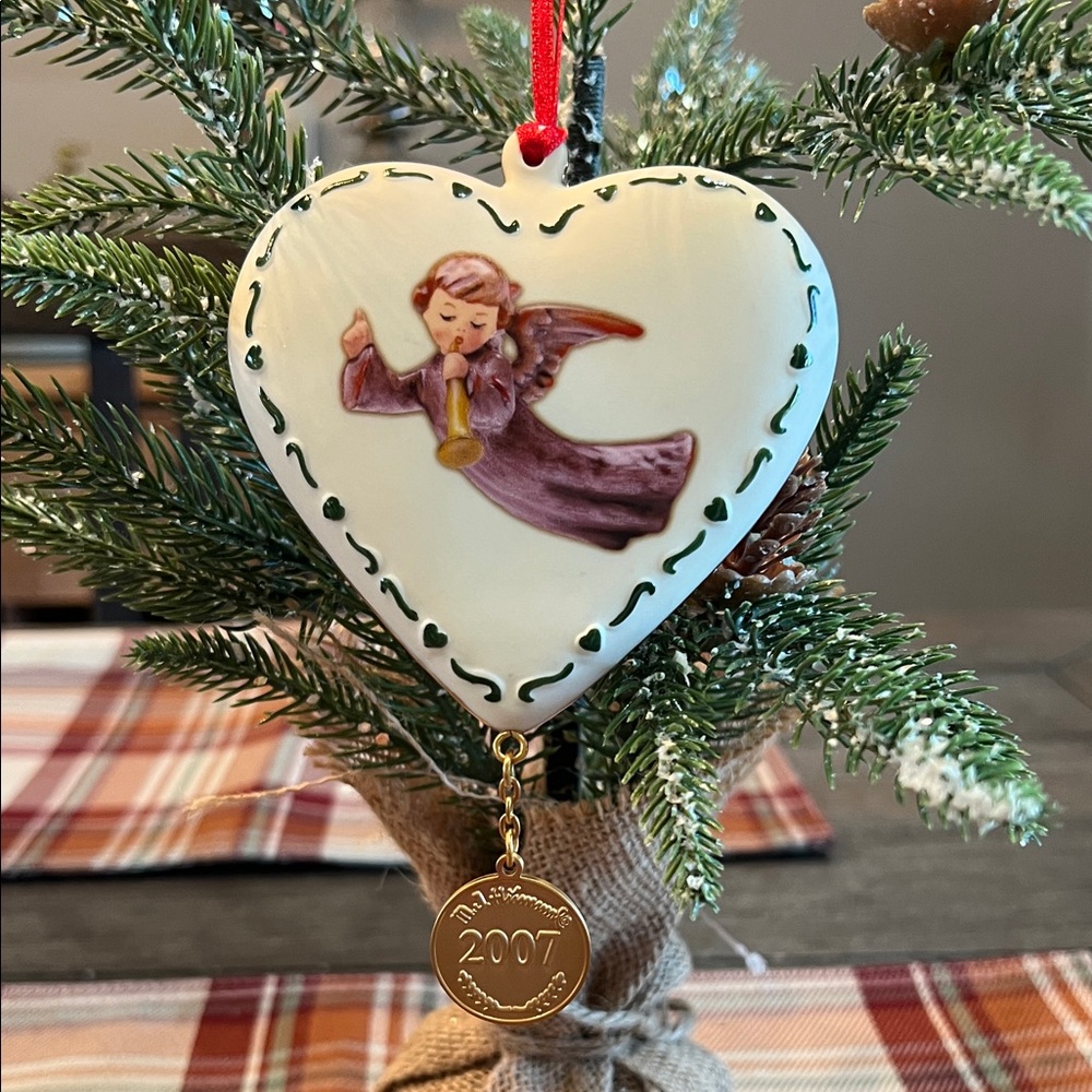 M.J Hummel "Flying Angel" Annual Ornament  2007 Porcelain Danbury Mint